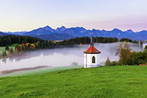 Halblech: Chapel, Hegratsrieder See, behind Tannheimer Berge