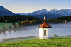 Halblech: Chapel, Hegratsrieder See, behind Tannheimer Berge