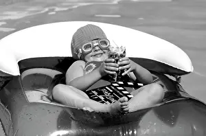 Glamour: CHILD - water baby in lilo