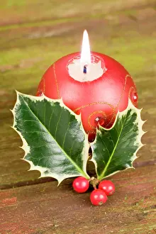 Candle: Christmas Candle and holly berries