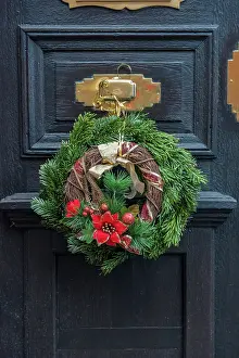Wertheim: Christmas decoration, wreath on front door