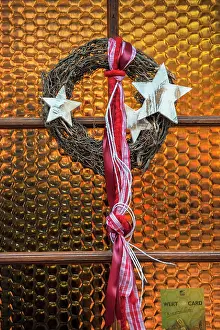 Ribbon: Christmas decoration, wreath in window