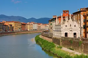 Arno: The church of Santa Maria della Spina beside the