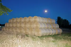 Moonlight: Circular Straw bales - under Moonlight