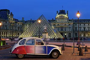 Auto: Citroen 2 CV parked front of the Mus&, x9960;du Louvre