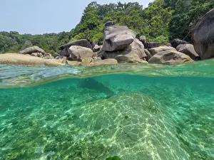 Similan: The clear water and rocks of Ko Miang island