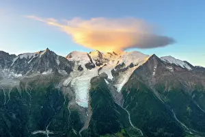 Savoie: Cloud on Mont Blanc at dawn, lenticular cloud overcoming