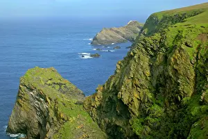Hermaness: Coastal Scenery - steep, jagged cliffs and sea