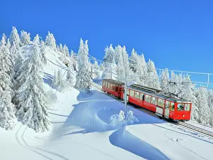 Cable: Cogwheel railway travelling through snow-covered