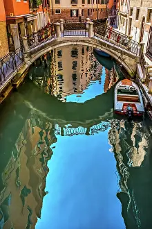 Veneto: Colorful small canal and bridge creates beautiful