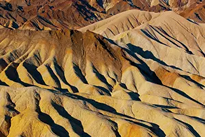 Mojave: Coloured rock formations in the evening light at