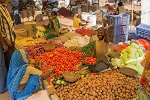Selling: Colourful market in Kanha
