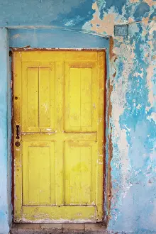 Broken: Colours, shapes and textures at the decayed facade