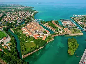 Garda: Comune di Peschiera del Garda, Mincio River empties