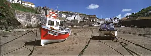 Harbours: CORNWALL - Boats at low tide at port Isaac