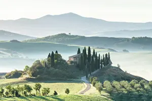 Manor: Country estate Podere Belvedere at sunrise, Val