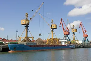 Unloading: Cranes on quayside unloading scrap metal from