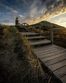 Plank: Cross light, lighthouse with sand dune in the evening