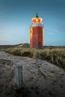 Hour: Cross light, lighthouse with sand dune in the evening