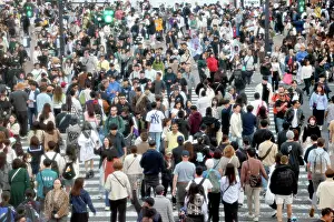 Transport: Crowds crossing Shibuya Scramble crossing, Shibuya, Tokyo, J