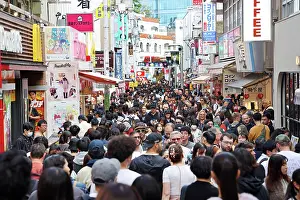 Paul Brown: Crowds of people in Takeshita Street in Harajuku, Tokyo, Jap