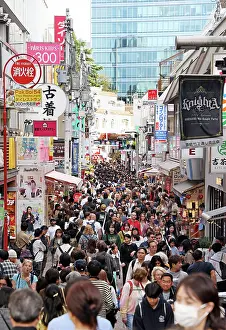 Paul Brown: Crowds of people in Takeshita Street in Harajuku, Tokyo, Jap