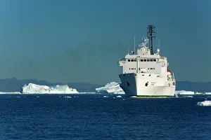 Ships: Cruise Ship between melting ice floes and