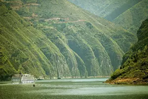 Cruise: Cruise ship on the Yangtze River through the Qutang