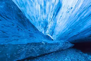 Freeze: The Crystal, natural ice cave in the BreiEamerkurjnkull