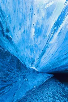 Freeze: The Crystal, natural ice cave in the BreiEamerkurjnkull