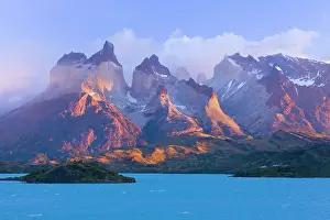 Turqoise: Cuernos del Paine - mountain scenery encompassing