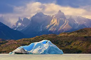 Encompassing: Cuernos del Paine - mountain scenery encompassing