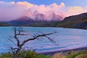 Turqoise: Cuernos del Paine - mountain scenery encompassing
