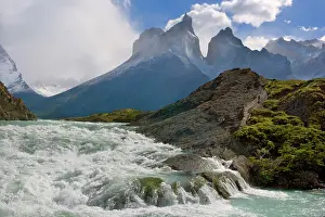 Encompassing: Cuernos del Paine - mountain scenery encompassing