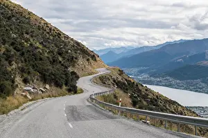 Queenstown: Curvy road into the mountain range The Remarkables