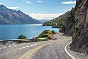 Queenstown: Curvy road to Queenstown on Lake Wakatipu, Devil's