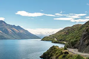 Queenstown: Curvy road to Queenstown on Lake Wakatipu, Devil's