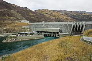 Hydro: Dam - view of Clyde Dam and Lake Dunstan