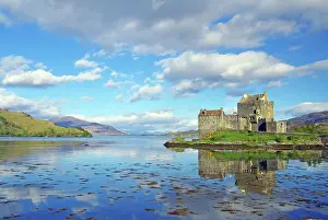 Loch: Das Eilean Donan Castle spiegelt sich im flachen