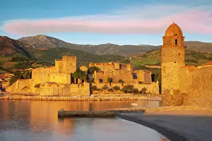 Cote: Dawn over Royal Castle and Eglise Notre