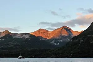 Kinak: Dawn with ship in Bay