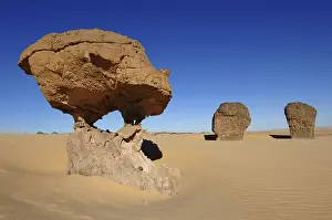 Chain: Desert landscape, Tin Akascheker, Algeria, rock