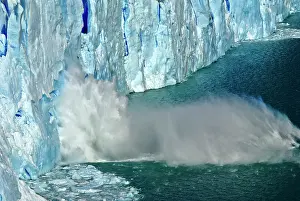 Moreno: Detachment of ice. The Perito Moreno Glacier, Los