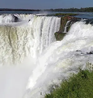 Spray: The Devil's Throat of the Iguaz Falls
