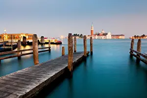 Dock: DIG, geography / travel, Italy, A dock points across