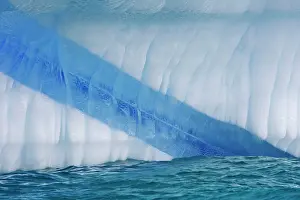 Lemaire: Dispersion of light in an iceberg in the Lemaire