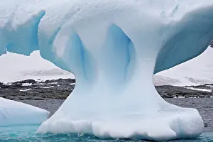 Lemaire: Dispersion of light in an iceberg in the Lemaire