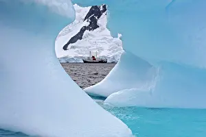 Lemaire: Dispersion of light in an iceberg in the Lemaire