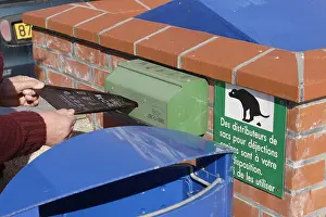 Pick: Distributor of plastic bags for dog droppings
