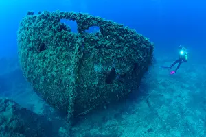 Wreck: Diver and Boat Wreck, Antheors P&, x9ba9;ches Dive